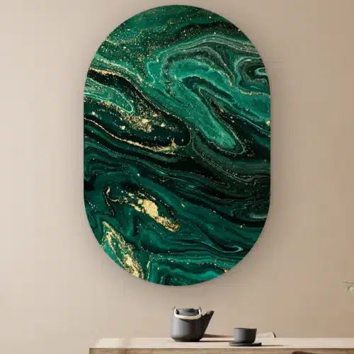 Muurovaal Groen marmer aan de muur boven een houten tafel met theepot