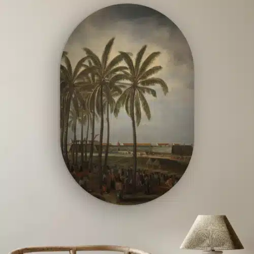 Muurovaal Het kasteel van Batavia aan de muur boven een rotan stoel en een tafellamp