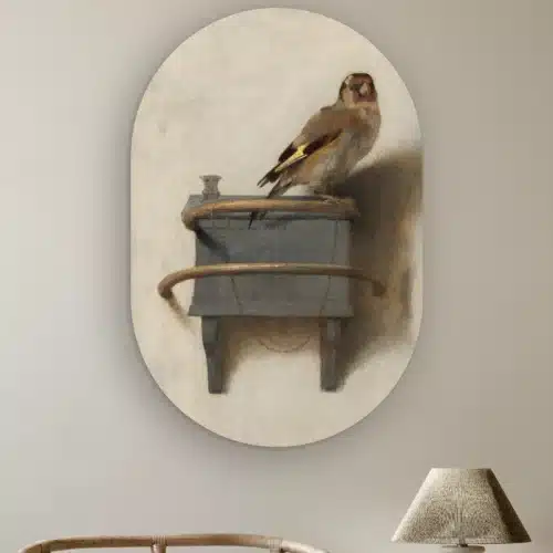 Muurovaal Het Puttertje aan de muur boven een rotan stoel en een tafellamp