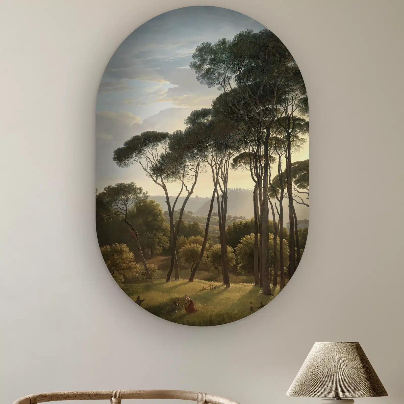 Muurovaal Italiaans landschap met parasoldennen aan de muur boven een rotan stoel en een tafellamp
