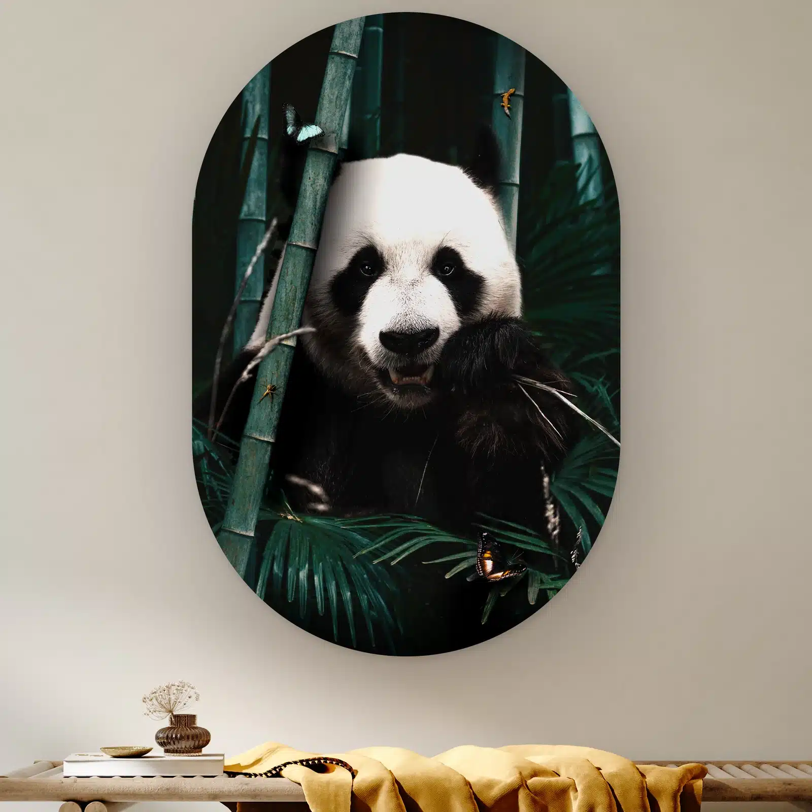 Muurovaal Jungle panda aan de muur boven een houten bank met een okergele plaid