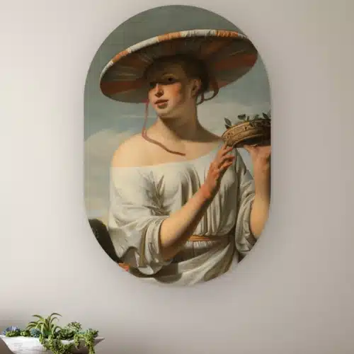 Muurovaal Meisje met de brede hoed aan de muur boven een houten dressoir met planten