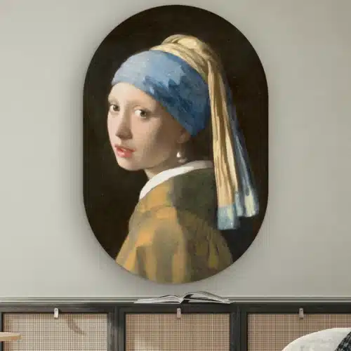 Muurovaal Meisje met de parel aan de muur boven een dressoir met rotan deurtjes