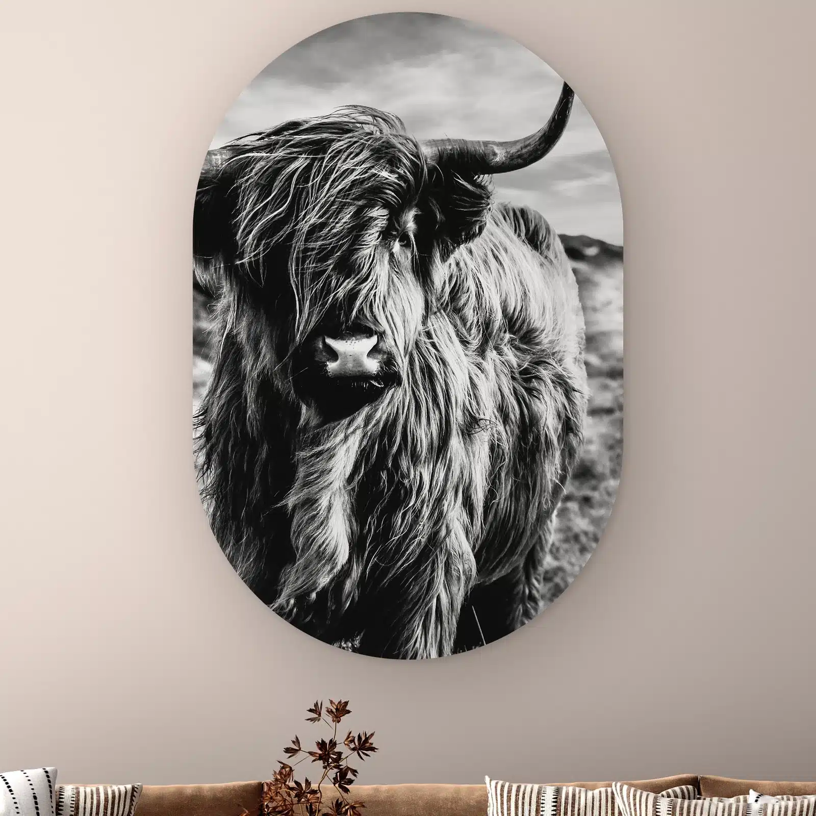 Zwart-wit Scandinavische wanddecoratie, muurovaal met een Schotse hooglander boven een bank