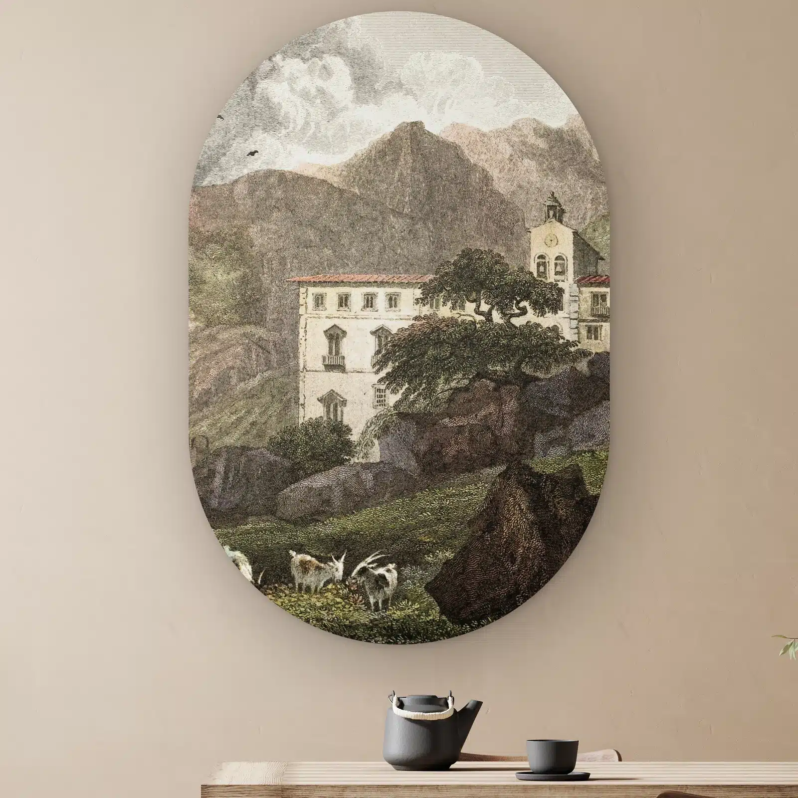 Muurovaal Siciliaans huis aan de muur boven een houten tafel met theepot