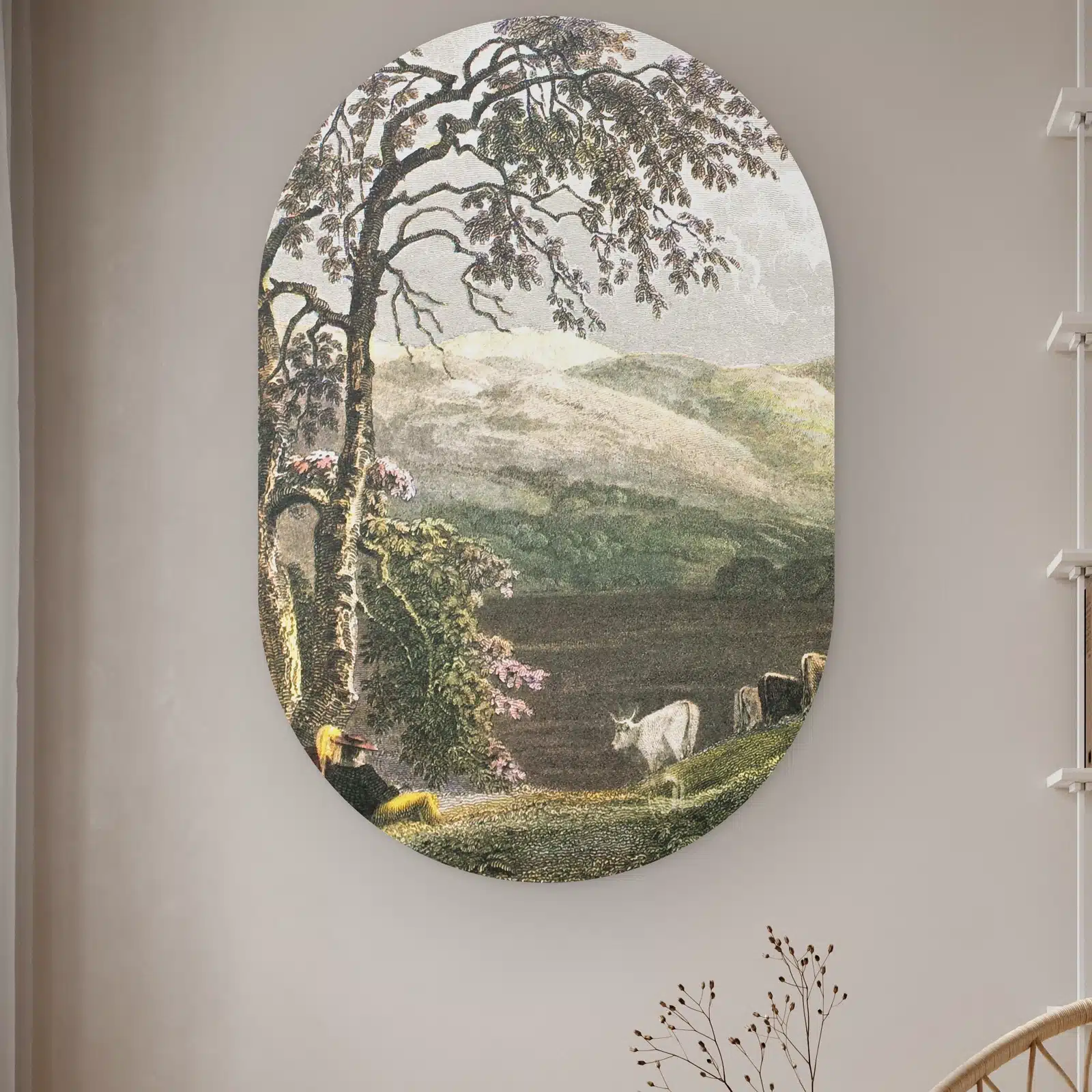 Muurovaal Siciliaans landschap aan de muur in een lichte kamer met droogbloemen