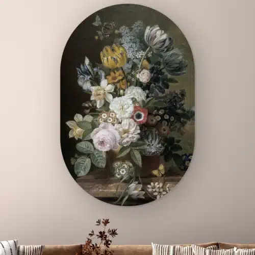 Muurovaal Stilleven met bloemen van Eelke Jelles Eelkema aan de muur boven een bank met gestreepte kussens