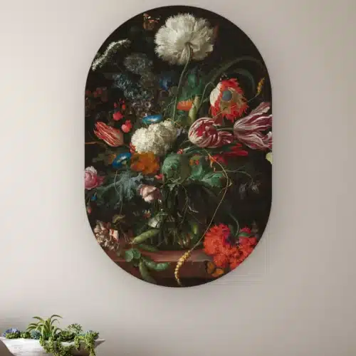 Muurovaal Vaas met bloemen van Jan Davidsz. de Heem aan de muur boven een houten dressoir met planten