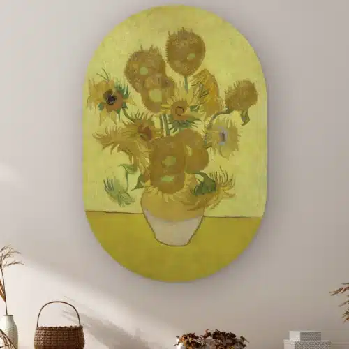 Muurovaal Zonnebloemen van Vincent van Gogh aan de muur boven een kast met een rieten mandje