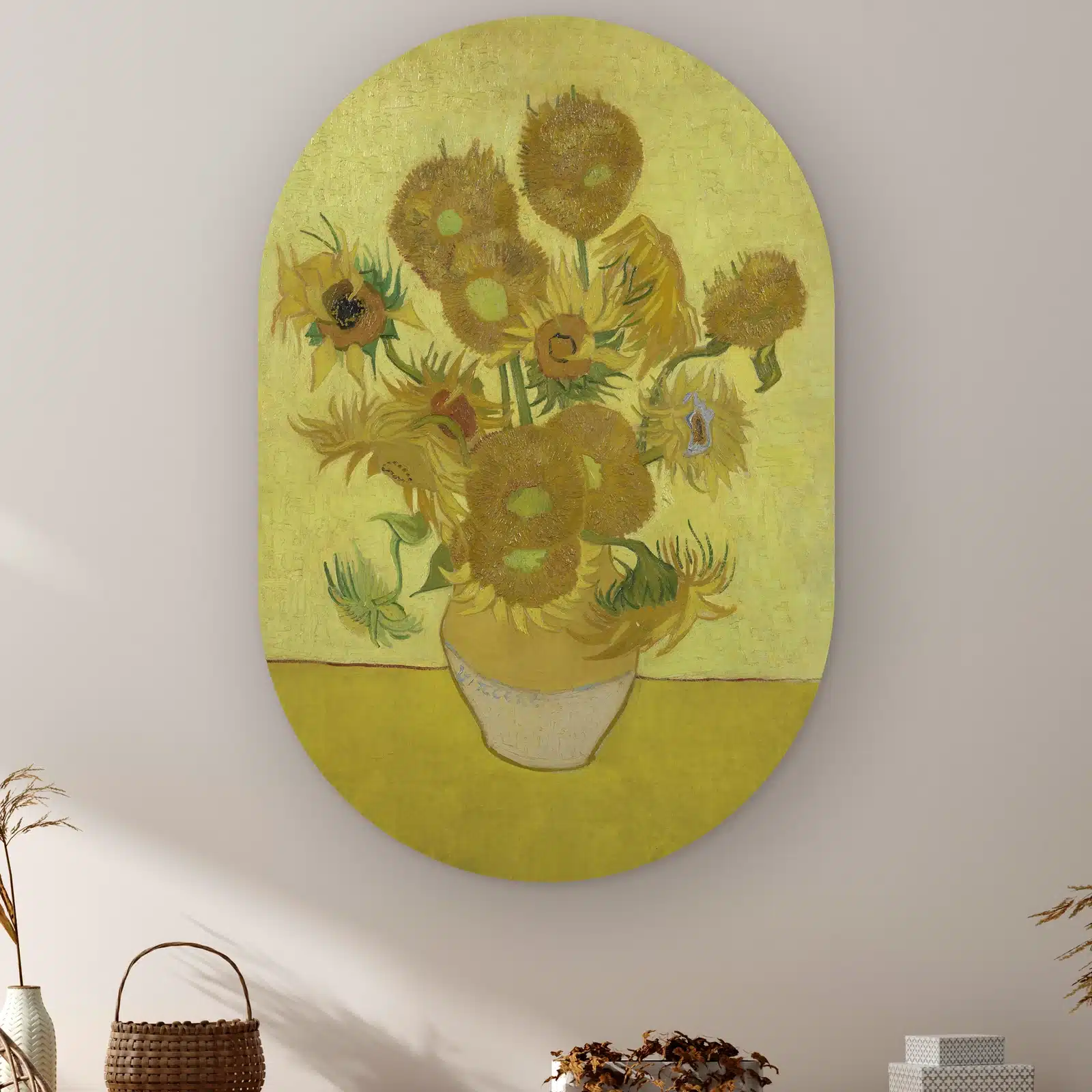 Bloemen aan de muur, muurovaal met de Zonnebloemen van Van Gogh boven een kast met een rieten mandje