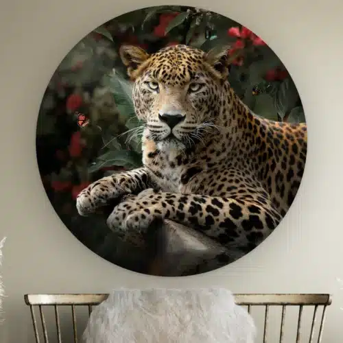 Muurcirkel Jungle jaguar aan de muur boven een houten bankje met schapenvacht