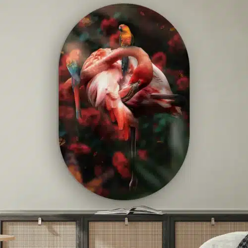 Muurovaal Flamingo met rozen aan de muur boven een dressoir met rotan deurtjes