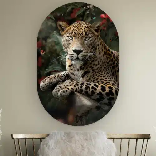 Muurovaal Jungle jaguar aan de muur boven een houten bankje met schapenvacht