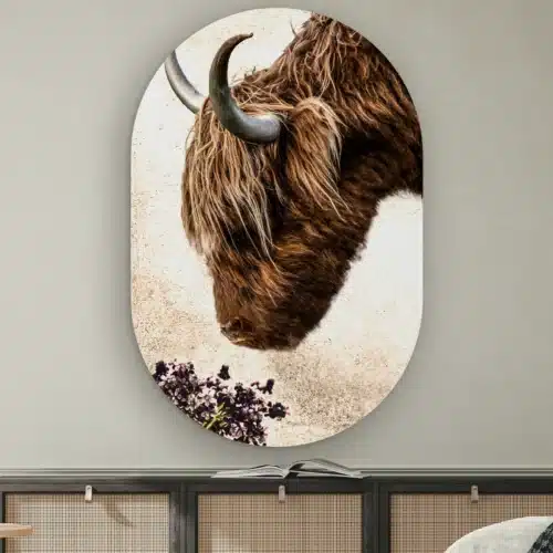 Muurovaal Vintage hooglander aan de muur boven een dressoir met rotan deurtjes