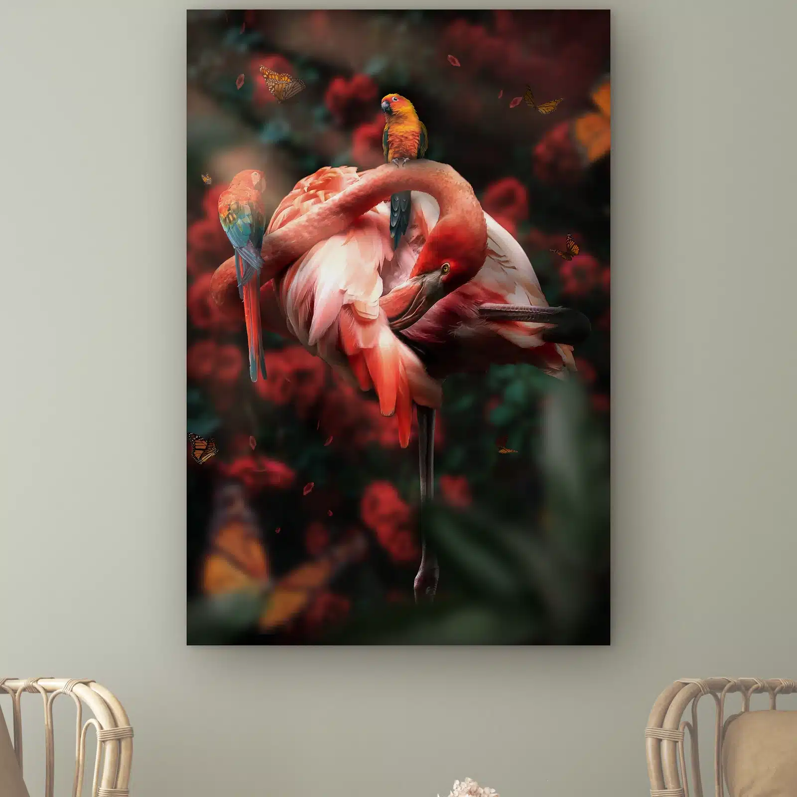 Flamingo met rozen aan de muur boven twee rotan stoelen