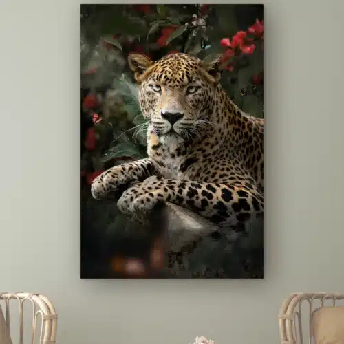 Jungle jaguar aan de muur boven twee rotan stoelen