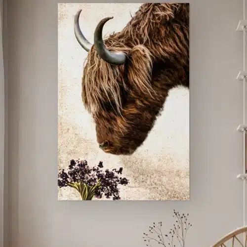 Vintage hooglander aan de muur in een lichte kamer met droogbloemen