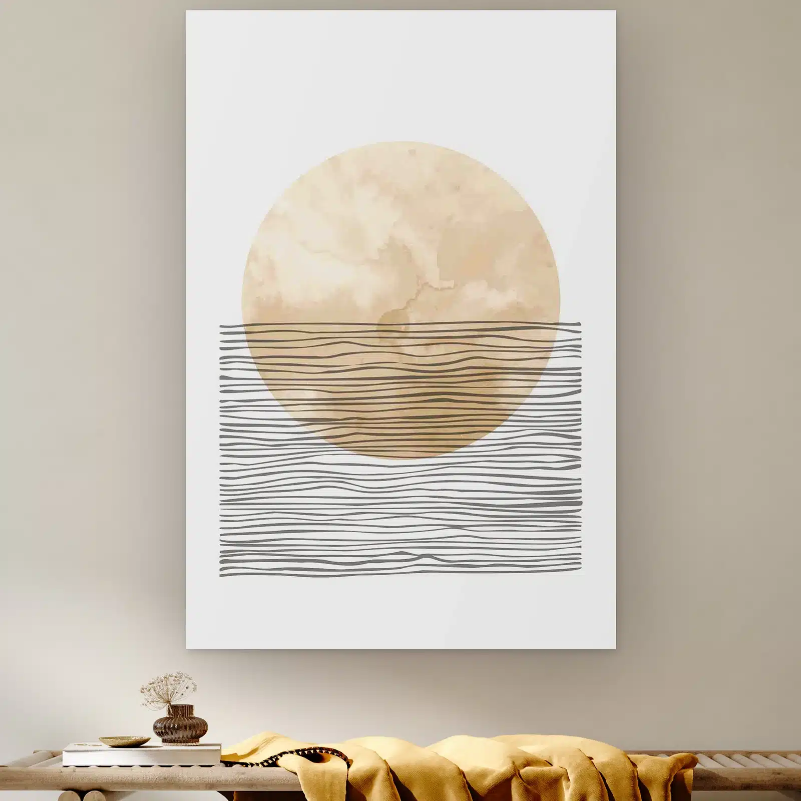 Abstracte horizonstrepen aan de muur boven een houten bank met een okergele plaid