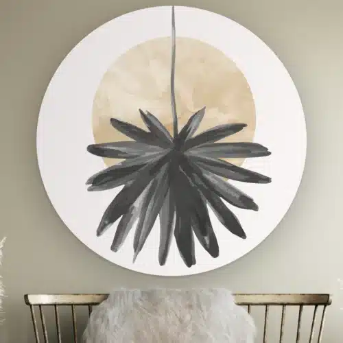 Muurcirkel Abstracte hangende bloem aan de muur boven een houten bankje met schapenvacht