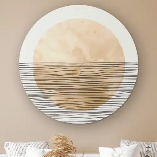 Muurcirkel Abstracte horizonstrepen aan de muur boven een witte bank met kussens