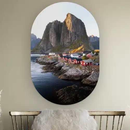 Muurovaal Hamnoy uitzichtpunt aan de muur boven een houten bankje met schapenvacht