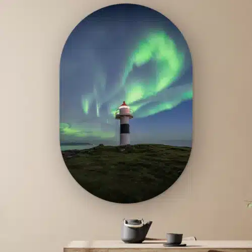 Muurovaal Vuurtoren noorderlicht aan de muur boven een houten tafel met theepot