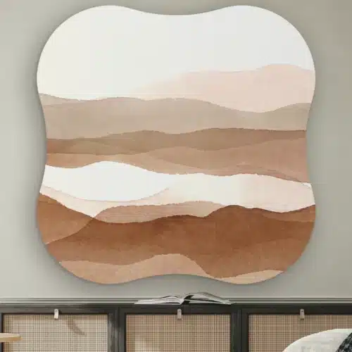 Organische vorm Abstracte duinen aan de muur boven een dressoir met rotan deurtjes