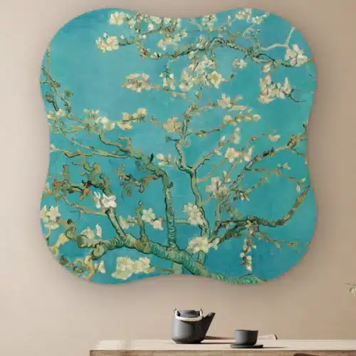 Organische vorm Amandelbloesem aan de muur boven een houten tafel met theepot