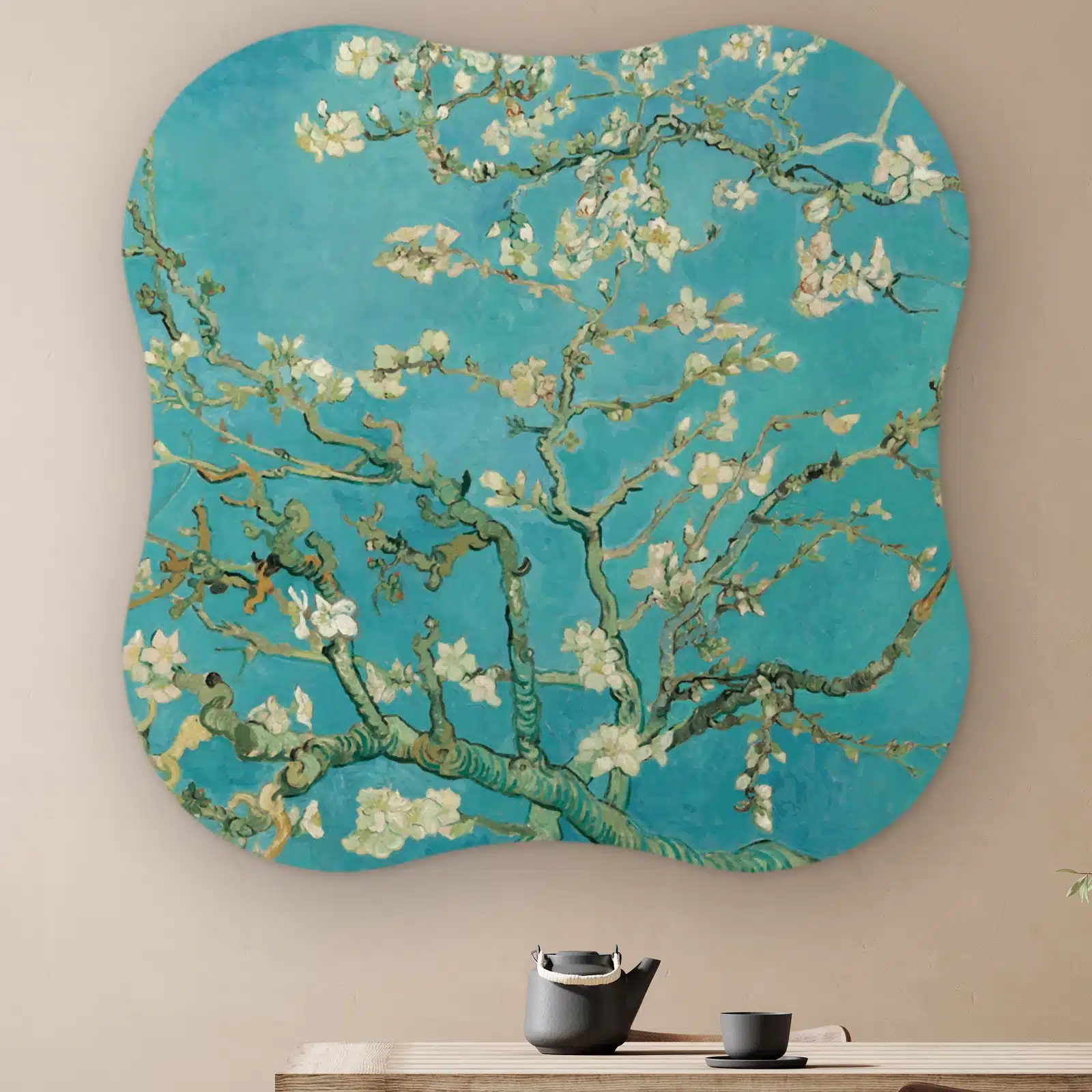 Organische vorm Amandelbloesem aan de muur boven een houten tafel met theepot