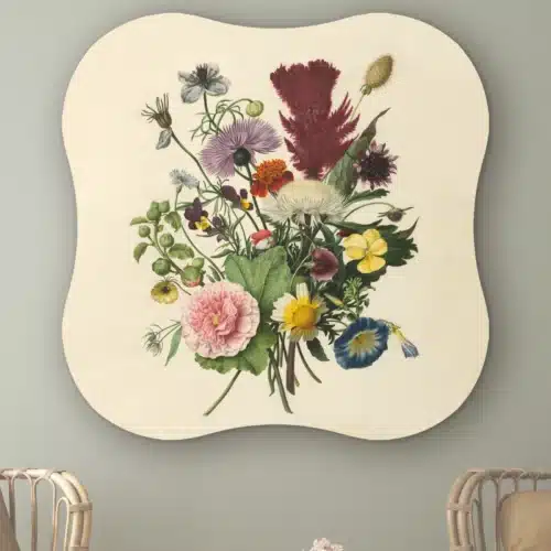 Organische vorm Boeket bloemen aan de muur boven twee rotan stoelen