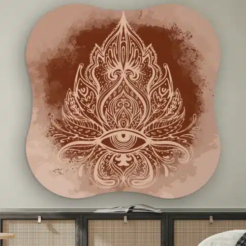 Organische vorm Boho ornament aan de muur boven een dressoir met rotan deurtjes