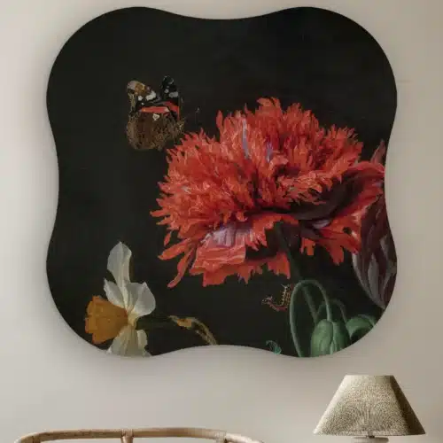 Organische vorm Close-up stilleven met bloemen in een glazen vaas aan de muur boven een rotan stoel en een tafellamp
