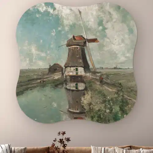 Organische vorm Een molen aan een poldervaart aan de muur boven een bank met gestreepte kussens