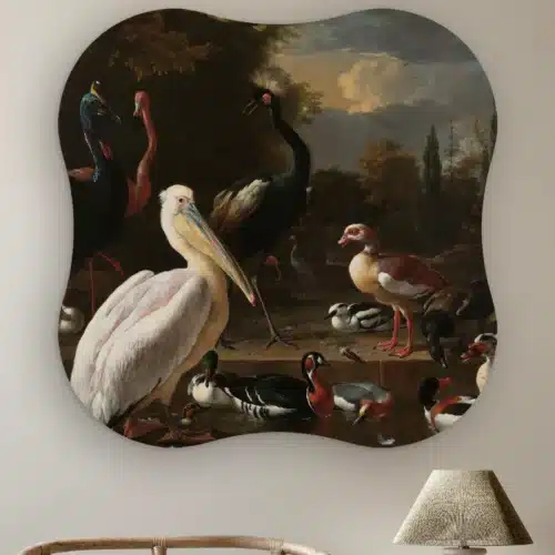 Organische vorm Het drijvend veertje aan de muur boven een rotan stoel en een tafellamp