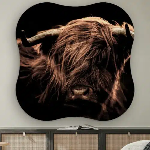 Organische vorm Hooglander portret aan de muur boven een dressoir met rotan deurtjes