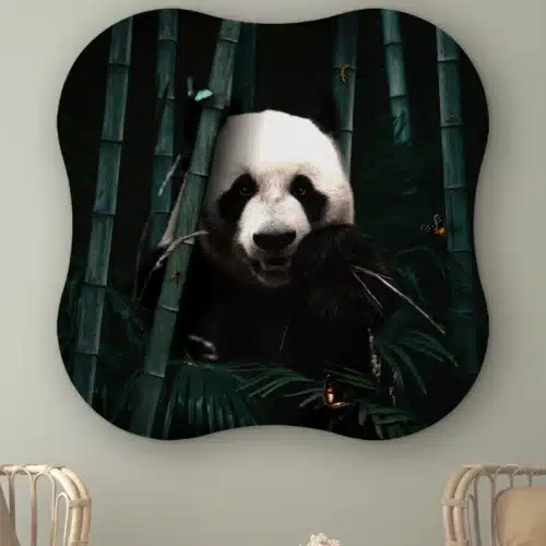 Organische vorm Jungle panda aan de muur boven twee rotan stoelen