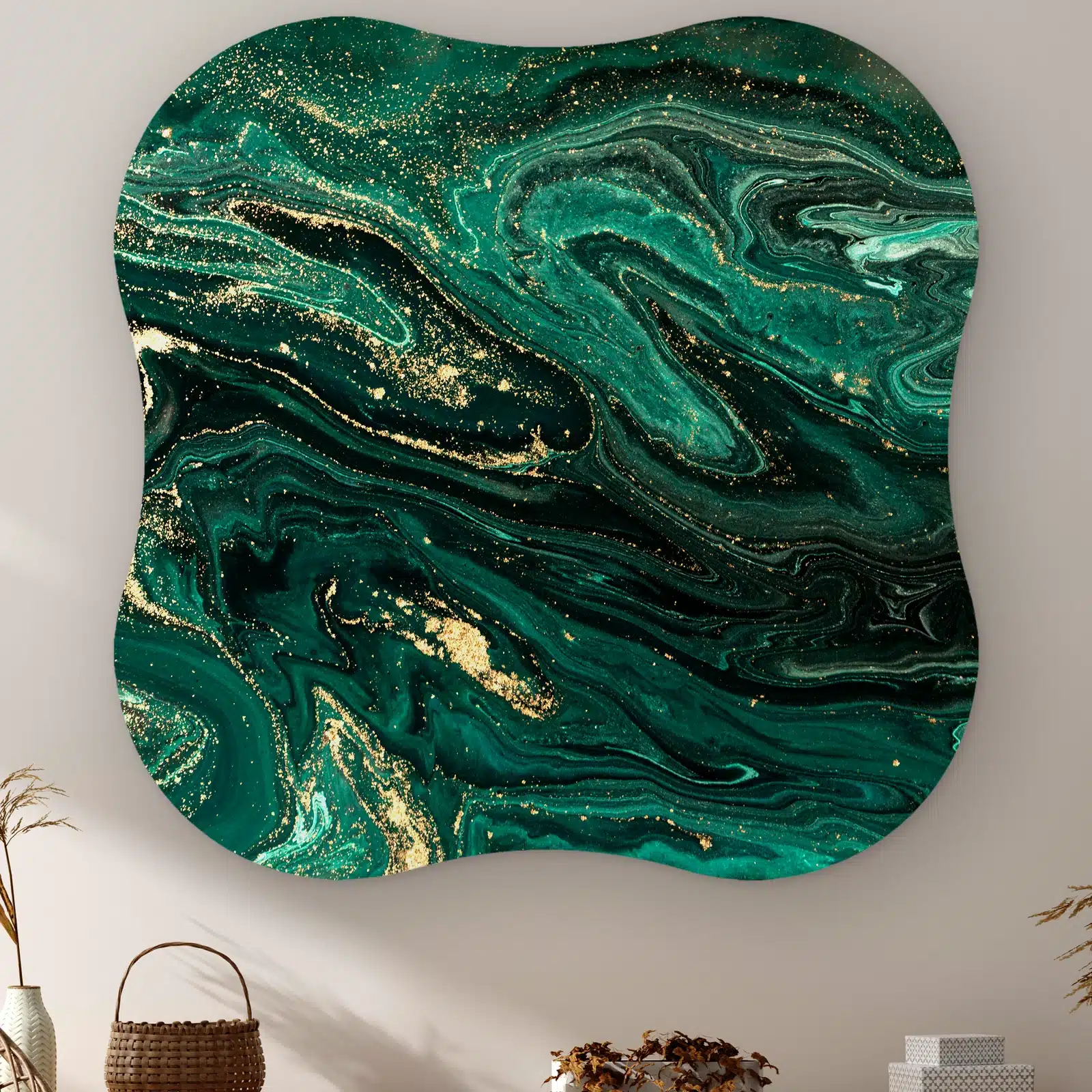 Organische vorm Marmer groen en goud aan de muur boven een kast met een rieten mandje