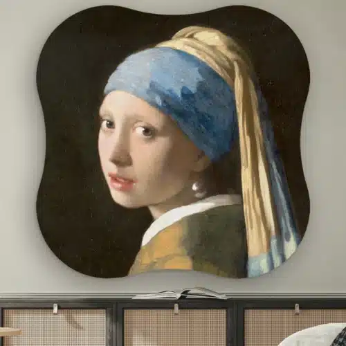 Organische vorm Meisje met de parel aan de muur boven een dressoir met rotan deurtjes