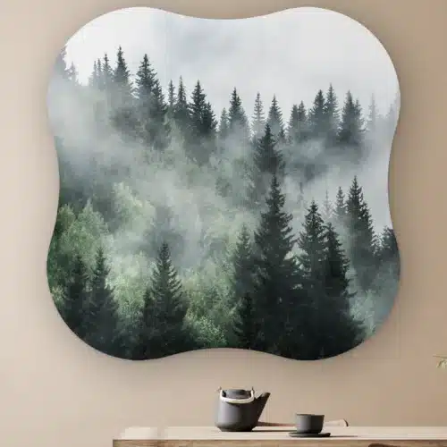 Organische vorm Mistig bos aan de muur boven een houten tafel met theepot