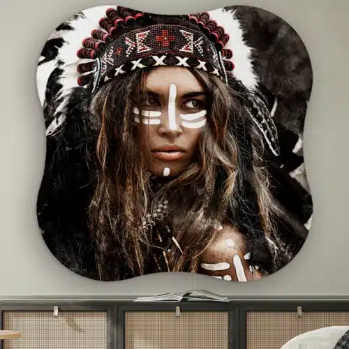 Organische vorm Native vrouw aan de muur boven een dressoir met rotan deurtjes