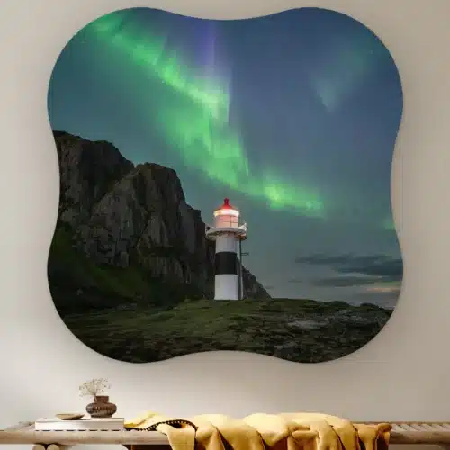 Organische vorm Noorderlicht vuurtoren Lofoten aan de muur boven een houten bank met een okergele plaid