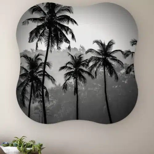 Organische vorm Palmbomen aan de muur boven een houten dressoir met planten