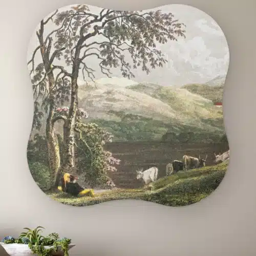 Organische vorm Siciliaans landschap aan de muur boven een houten dressoir met planten
