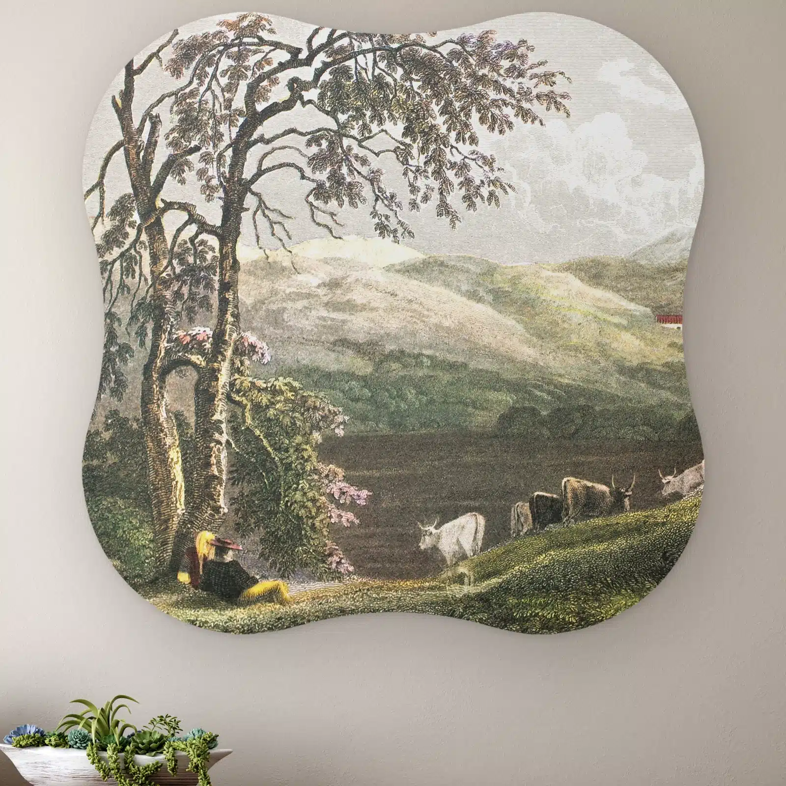 Organische vorm Siciliaans landschap aan de muur boven een houten dressoir met planten