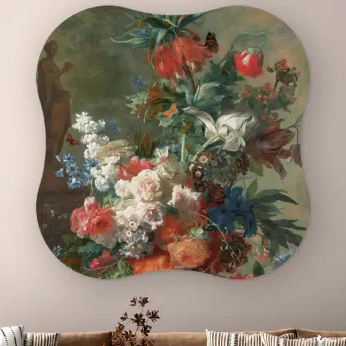 Organische vorm Stilleven met bloemen aan de muur boven een bank met gestreepte kussens