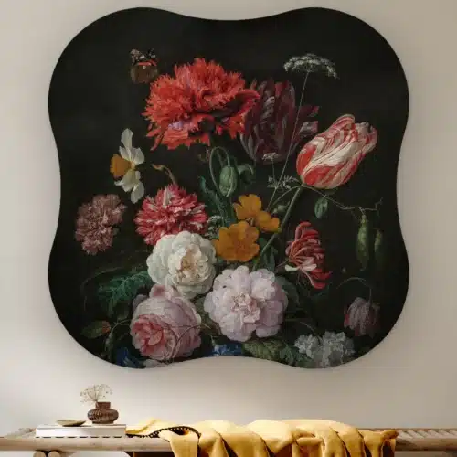 Organische vorm Stilleven met bloemen in een glazen vaas aan de muur boven een houten bank met een okergele plaid