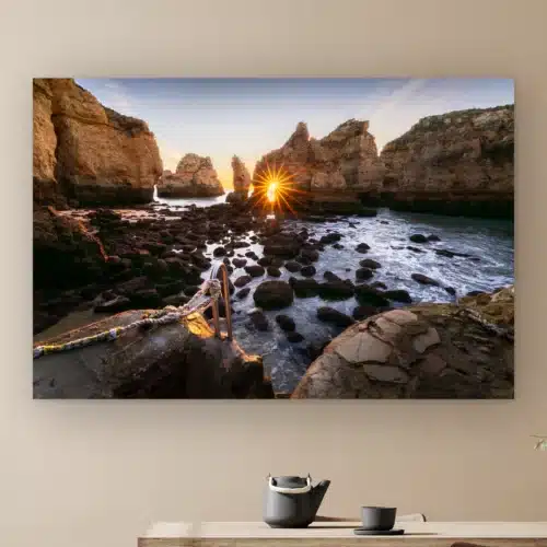 Portugal wanddecoratie: zon komt op tussen rotsen aan de kust bij Lagos, met zwemtrap en touw, als artframe aan de muur