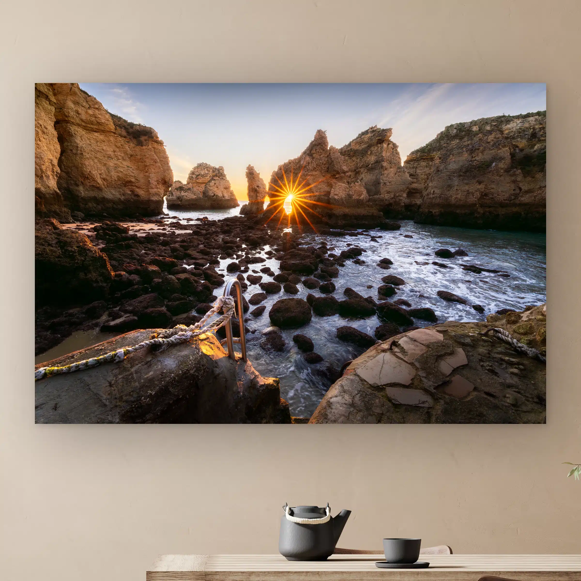 Portugal wanddecoratie: zon komt op tussen rotsen aan de kust bij Lagos, met zwemtrap en touw, als artframe aan de muur