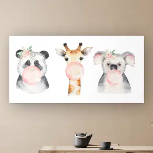 Bellenblazende dieren aan de muur boven een houten tafel met theepot