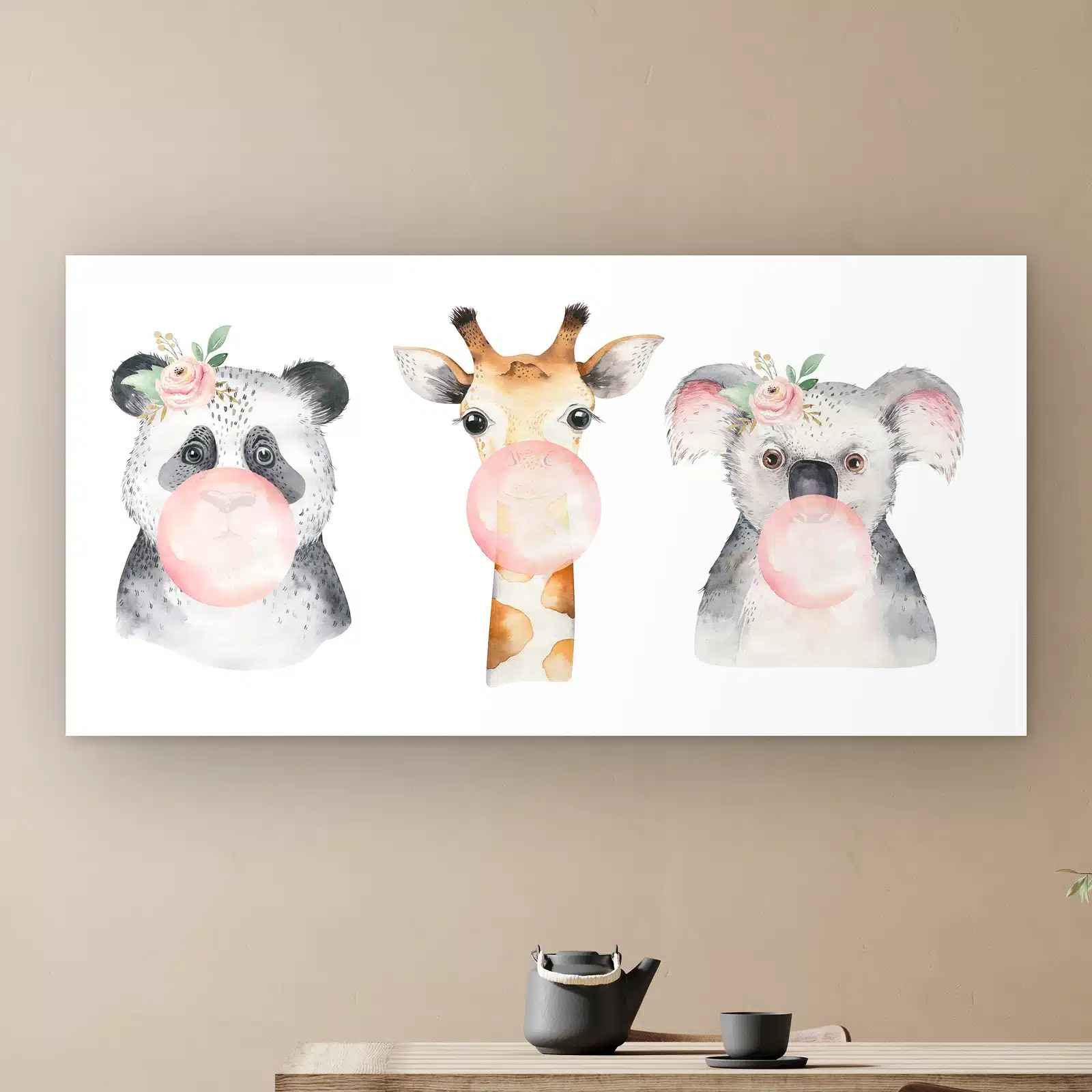Bellenblazende dieren aan de muur boven een houten tafel met theepot